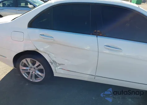 2013 Mercedes-Benz C 250 Luxury z USA, uszkodzony, nr VIN WDDGF4HB7DR300815